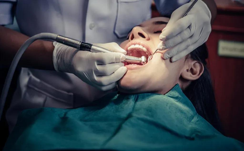 dentists-treat-patients-teeth-1024x633